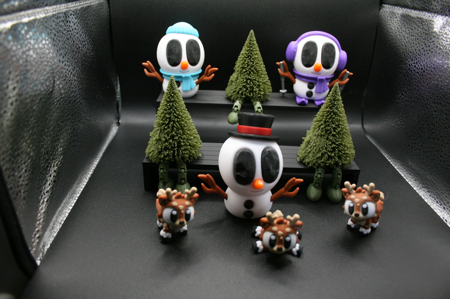 3D Printed Christmas Tree with Movable Feet – Cute Holiday Desk Decor – Poseable Xmas Figurine – Stocking Stuffer – Christmas Gift – Tabletop Ornament